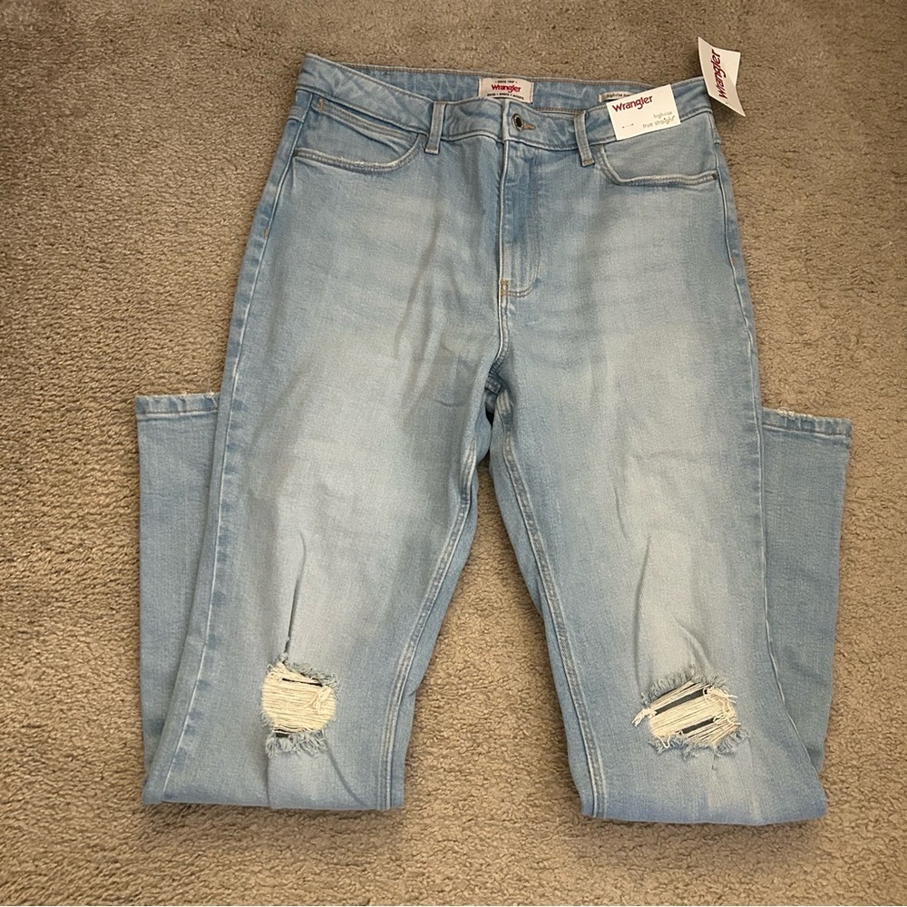 NWT Wrangler Women’s High Rise True Straight Distressed Blue Jeans Sz 12/31x32